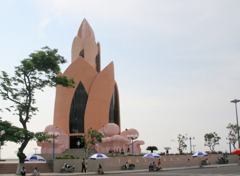 Huong Tram net worth 2026